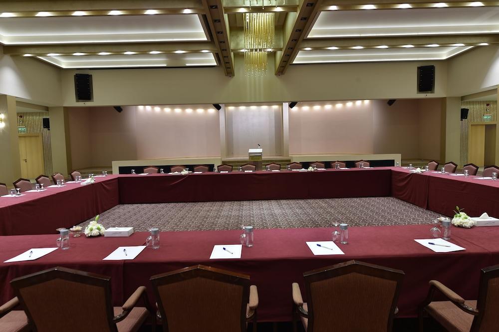 Carlton Al Moaibed Hotel Dammam Exteriör bild The conference room of the European University