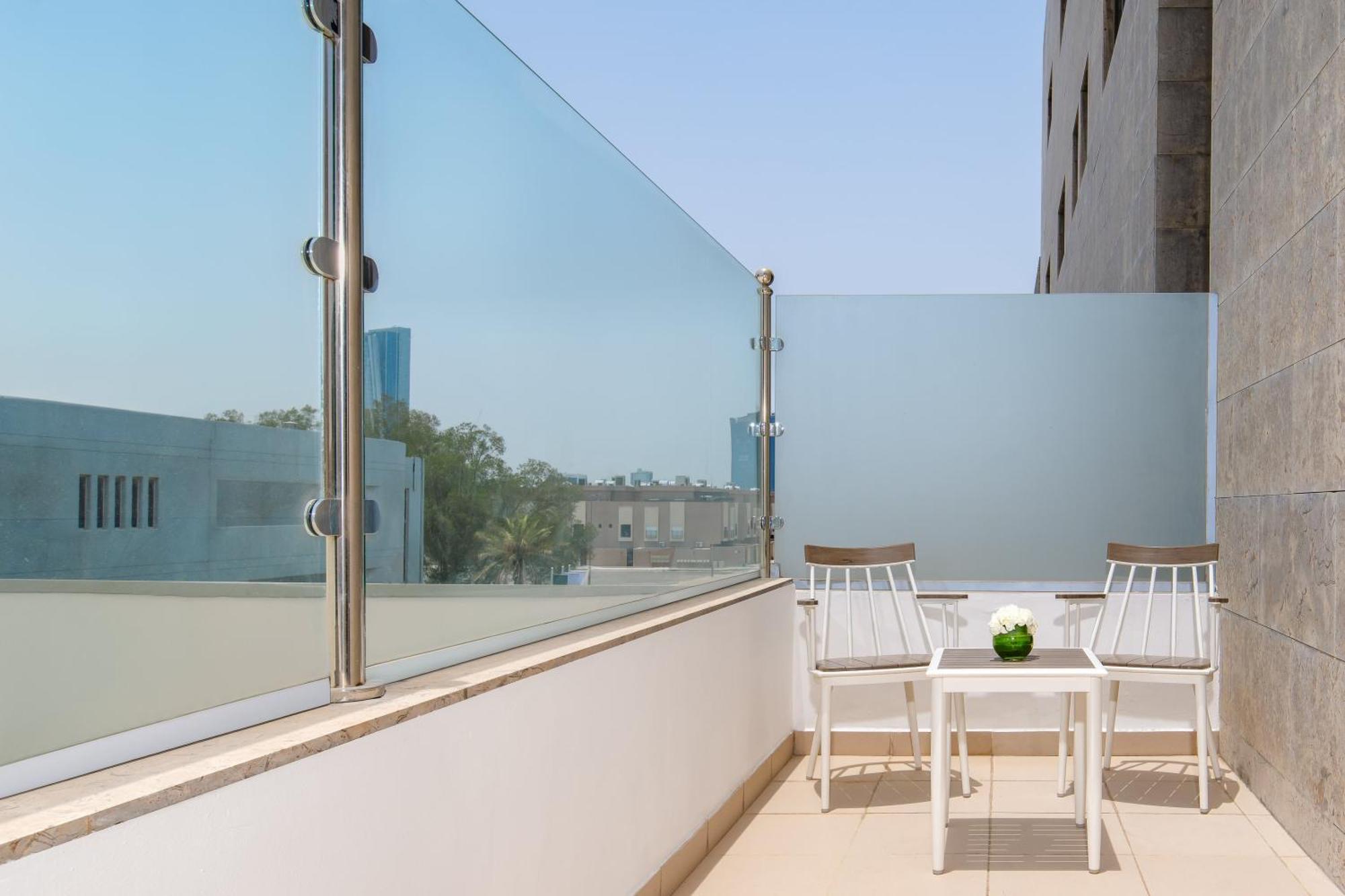 Carlton Al Moaibed Hotel Dammam Exteriör bild A glass balustrade