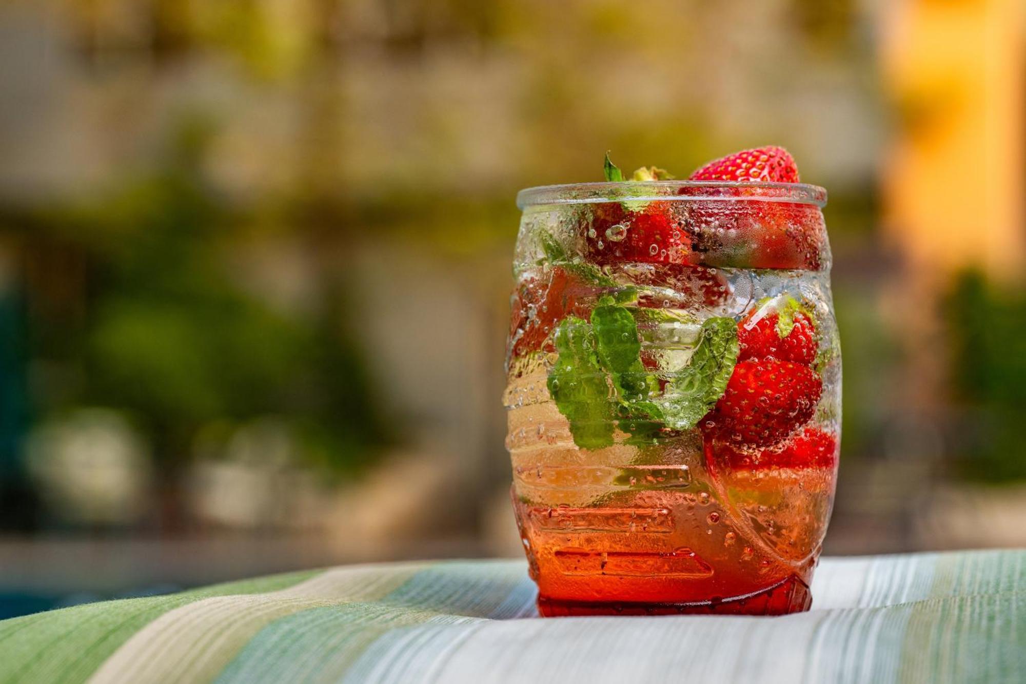 Carlton Al Moaibed Hotel Dammam Exteriör bild A strawberry and mint caipirinha