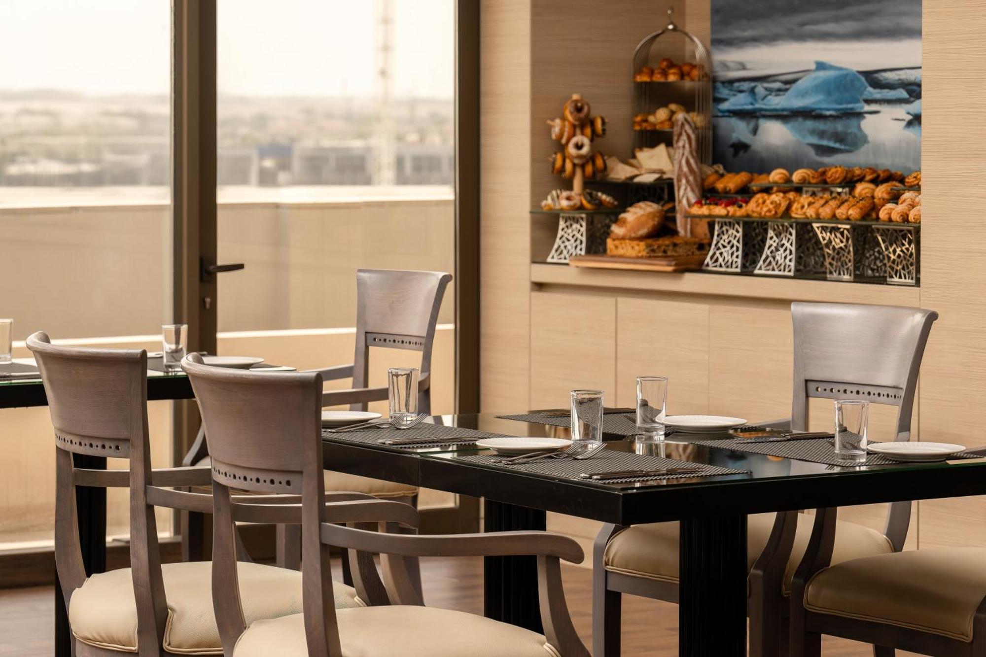 Carlton Al Moaibed Hotel Dammam Exteriör bild The Club at the airport