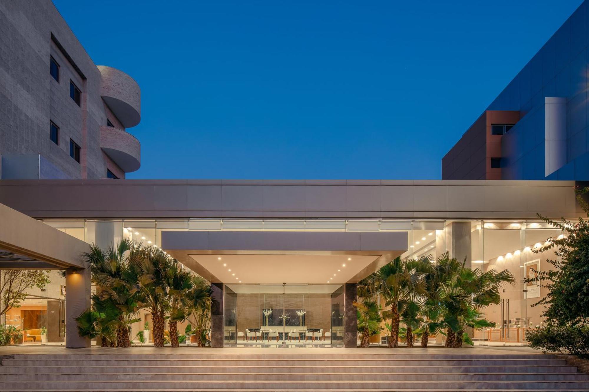 Carlton Al Moaibed Hotel Dammam Exteriör bild The main entrance of the hospital
