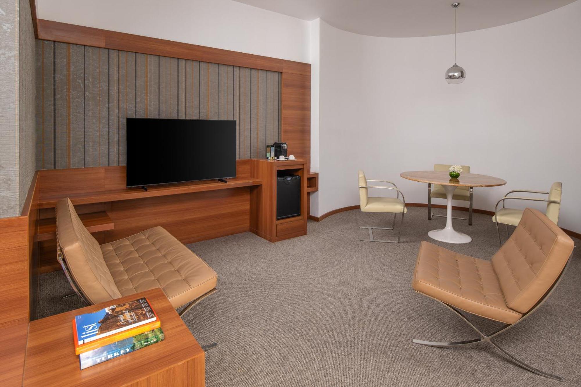 Carlton Al Moaibed Hotel Dammam Exteriör bild A suite at the hotel